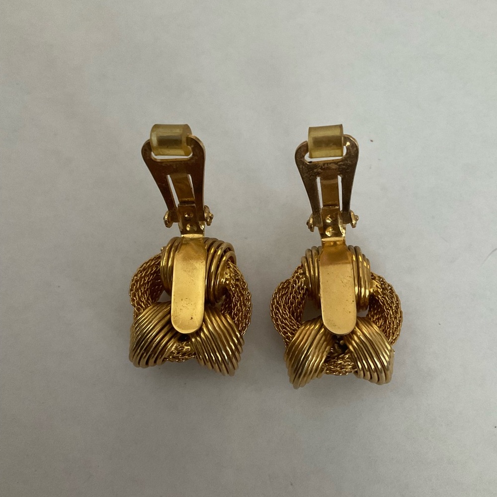 VINTAGE HOBÉ GOLD TONE KNOT CLIP ON EARRINGS - Picture 4 of 6